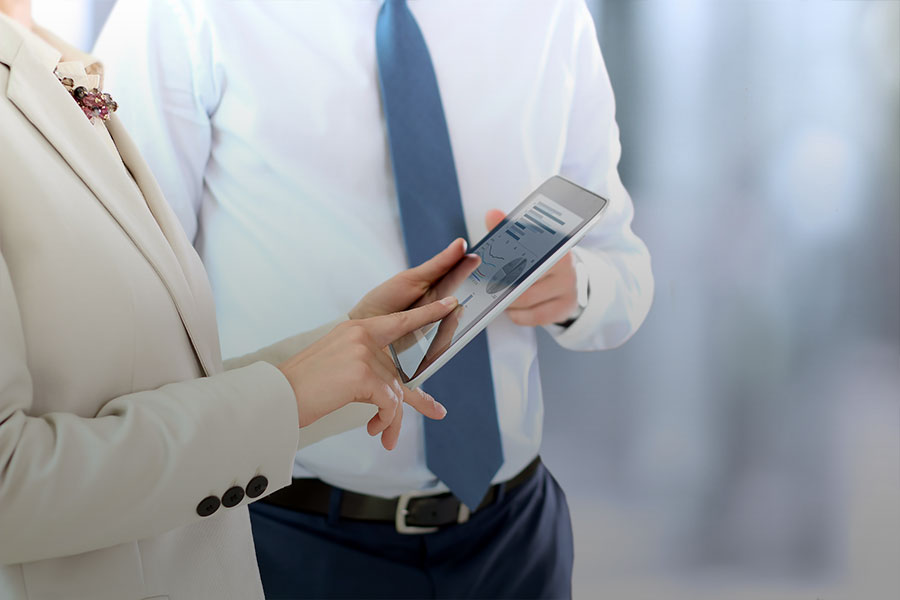 couple with smartphone at business conference