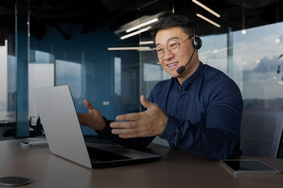 couple with smartphone at business conference